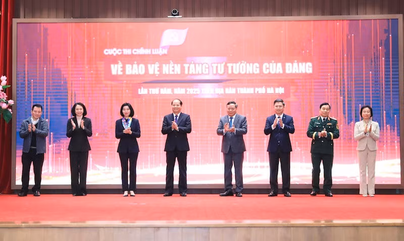 Các đại biểu thực hiện nghi thức phát động Cuộc thi.