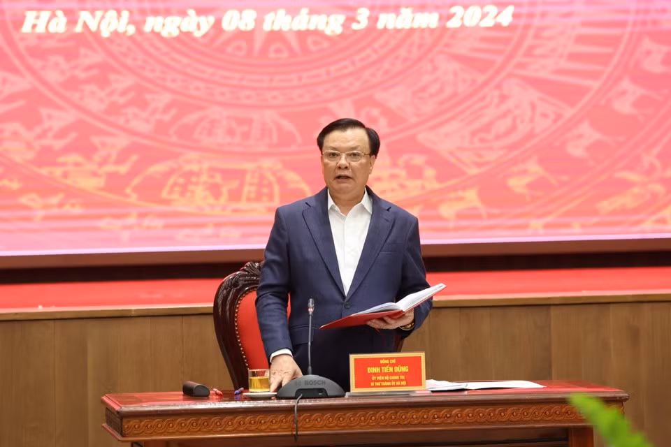 Đồng chí Đinh Tiến Dũng phát biểu chỉ đạo tại phiên họp.