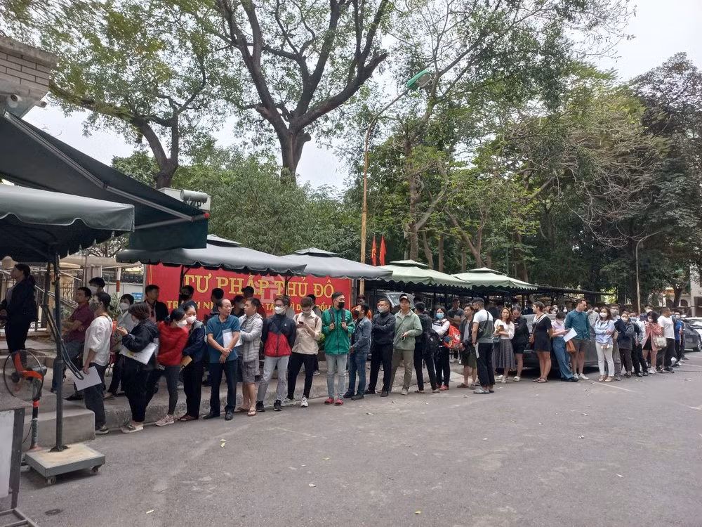 Người dân phải xếp hàng dài chờ đợi tại Sở Tư pháp Hà Nội để làm thủ tục cấp phiếu lý lịch tư pháp.