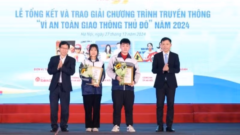 Ban tổ chức trao giải Nhất phần thi trắc nghiệm cho hai thí sinh.