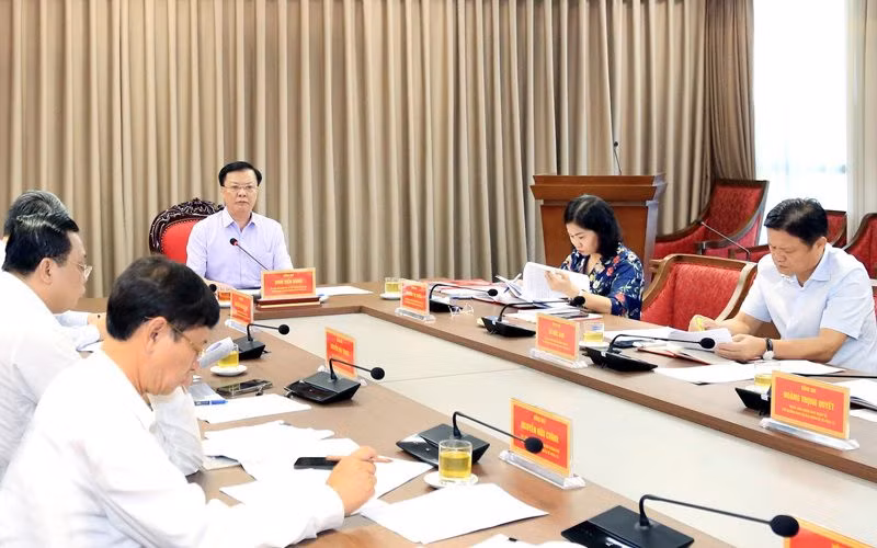 Đồng chí Đinh Tiến Dũng phát biểu kết luận cuộc làm việc.