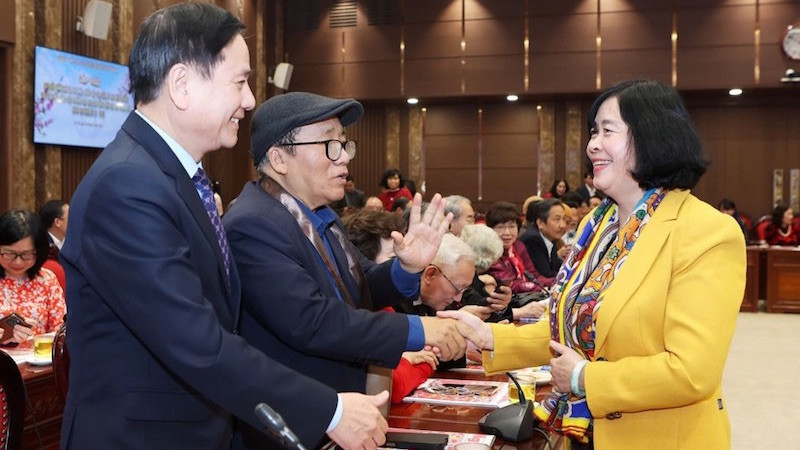 Bí thư Thành ủy Hà Nội Bùi Thị Minh Hoài trò chuyện, chúc mừng các đại biểu tại buổi gặp mặt.