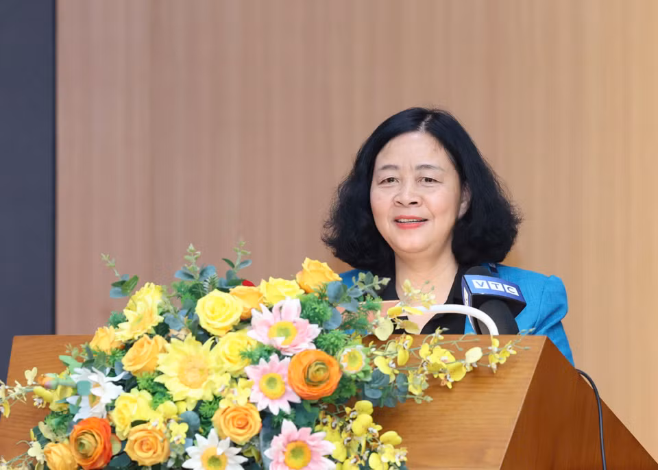 Đồng chí Bùi Thị Minh Hoài phát biểu tại buổi tiếp xúc cử tri.