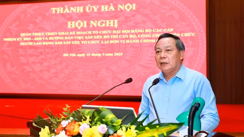 Phó Bí thư Thường trực Thành ủy Hà Nội Nguyễn Văn Phong phát biểu tại hội nghị chiều 13/5.