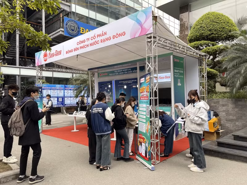 Sinh viên tìm hiểu cơ hội việc làm tại doanh nghiệp.