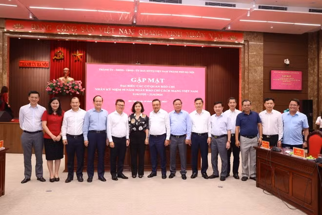 Lãnh đạo thành phố Hà Nội và các đồng chí lãnh đạo các cơ quan báo chí.