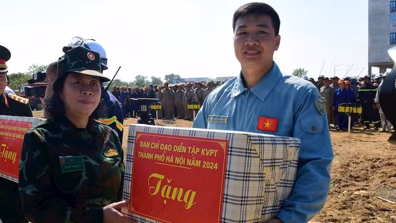 Bí thư Thành uỷ Hà Nội tặng quà cho các lực lượng tham gia diễn tập. (Ảnh: Hữu Thu)