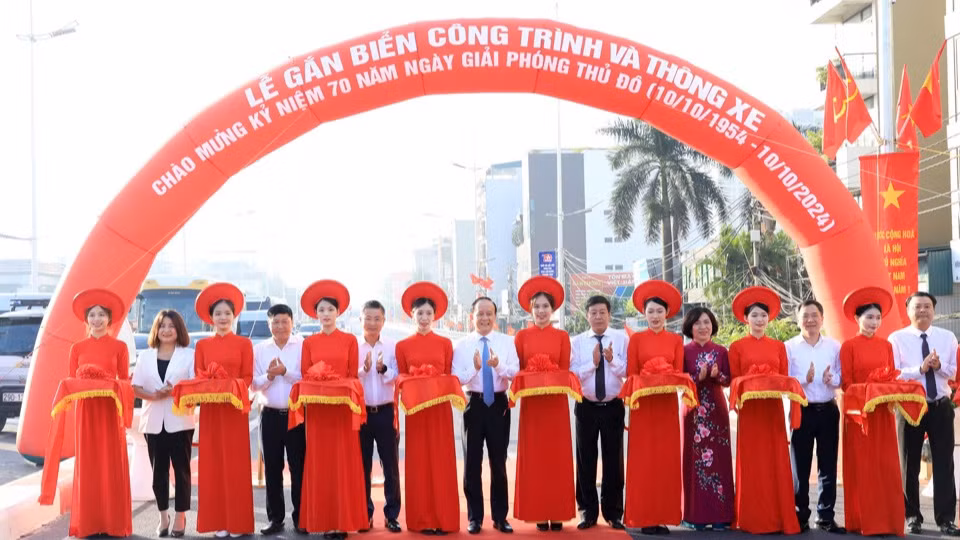 Các đại biểu cắt băng, phát lệnh thông xe hai tuyến đường.