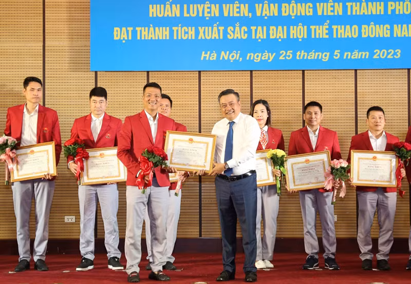 Chủ tịch Ủy ban nhân dân thành phố Hà Nội tặng bằng khen cho các vận động viên có thành tích xuất sắc.
