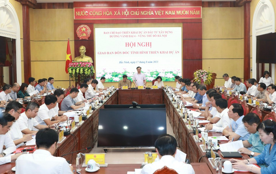 Đồng chí Đinh Tiến Dũng phát biểu kết luận hội nghị sáng 17/8.