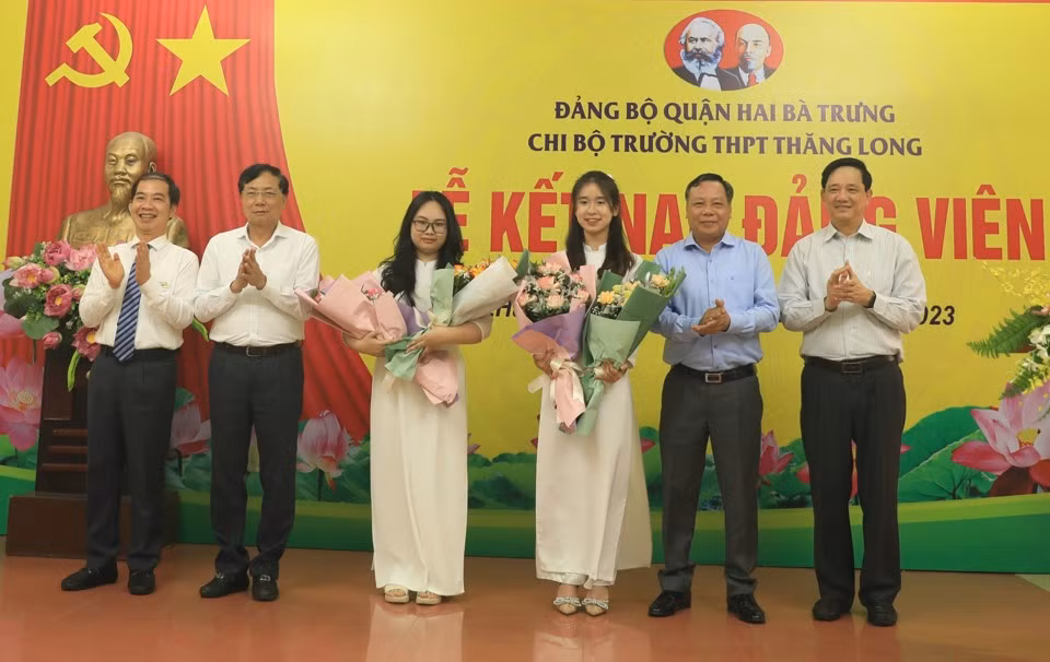 Lãnh đạo Thành ủy Hà Nội chúc mừng hai đảng viên là học sinh THPT được kết nạp tại Trường THPT Thăng Long, quận Hai Bà Trưng.