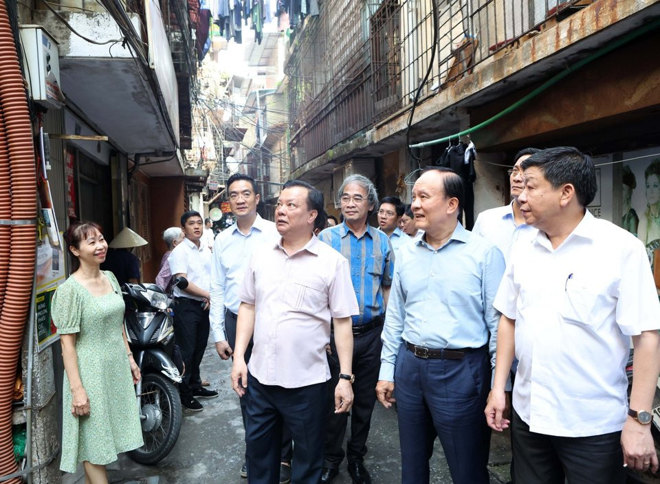 Lãnh đạo thành phố Hà Nội thị sát chung cư A, khu chung cư cũ Ngọc Khánh, phường Ngọc Khánh, quận Ba Đình, Hà Nội.