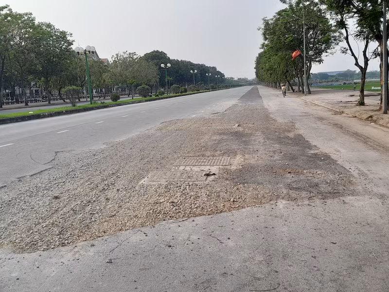 Mặt đường Mai Chí Thọ đang rất đẹp thì bị "cày xới" biến dạng.