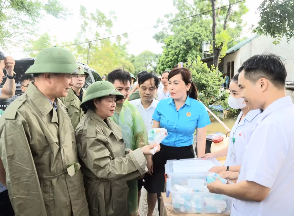 Bí thư Thành ủy Hà Nội Bùi Thị Minh Hoài kiểm tra công tác bảo đảm y tế cho người dân vùng mưa lũ trên địa bàn huyện Chương Mỹ.