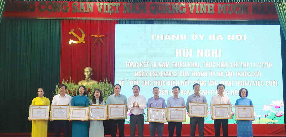 Lãnh đạo Thành ủy Hà Nội khen thưởng các tập thể, cá nhân có thành tích xuất sắc trong thực hiện Chỉ thị số 11.