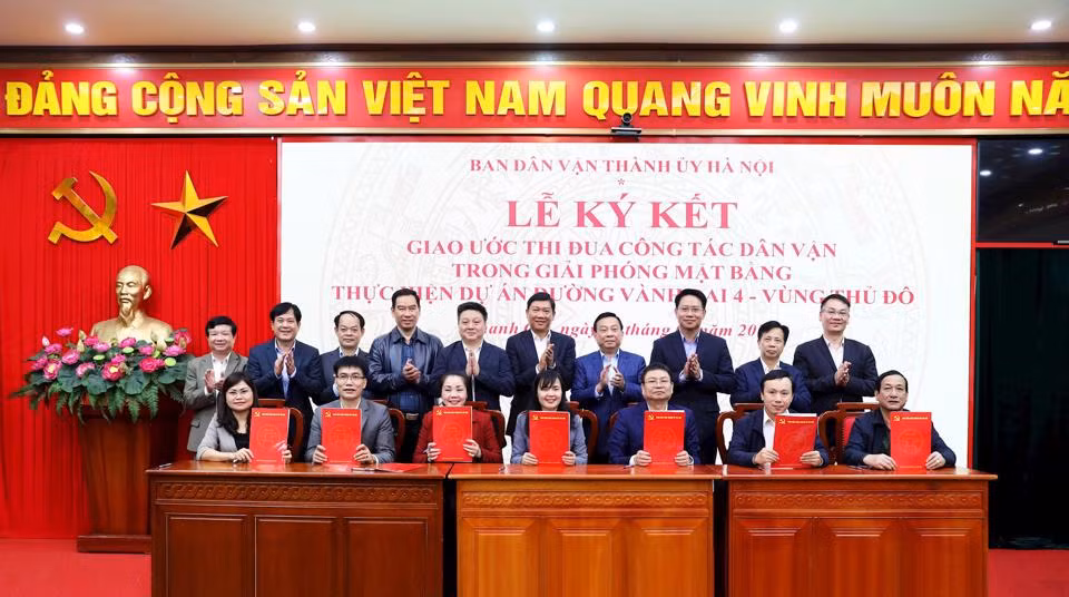 Các quận, huyện có đường Vành đai 4 đi qua ký giao ước thi đua bảo đảm đúng tiến độ giải phóng mặt bằng.