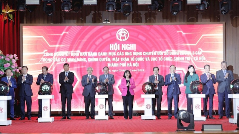 Các đại biểu bấm nút khai trương các ứng dụng chuyển đổi số dùng chung ba cấp trong các cơ quan Đảng, Chính quyền, Đoàn thể thành phố Hà Nội.