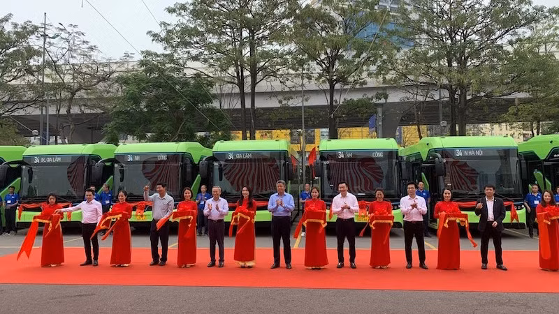 Các đại biểu cắt băng khai trương tuyến buýt điện số 34.