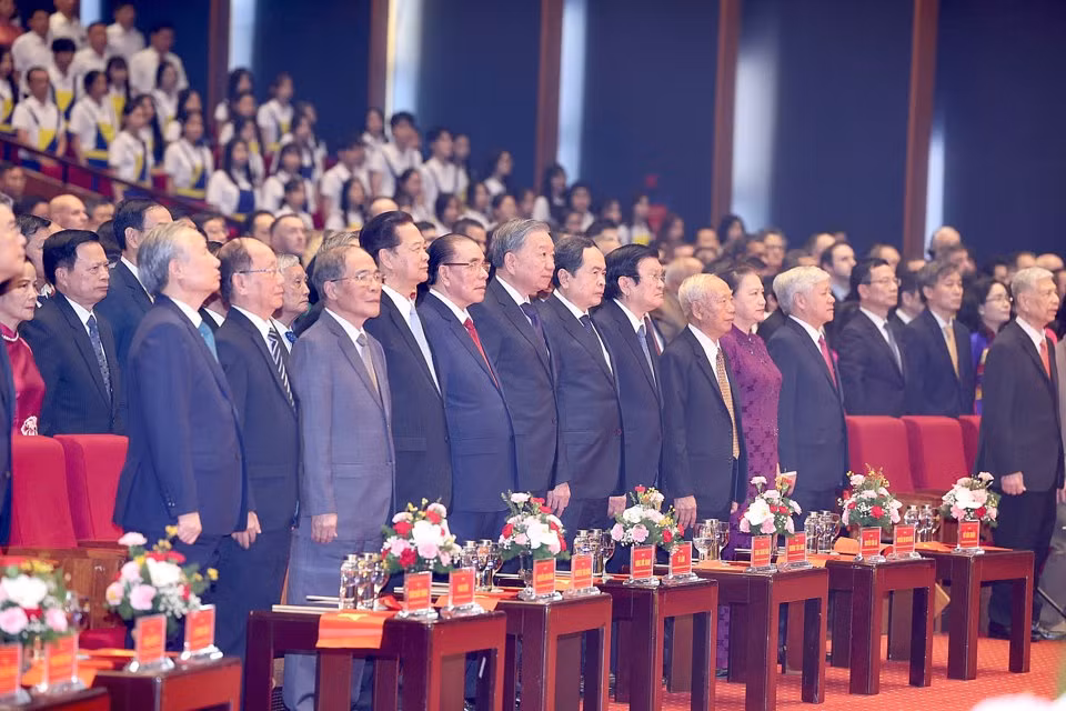 Các đồng chí lãnh đạo, nguyên lãnh đạo Đảng, Nhà nước thực hiện nghi lễ chào cờ. (ẢNH: ĐĂNG KHOA)