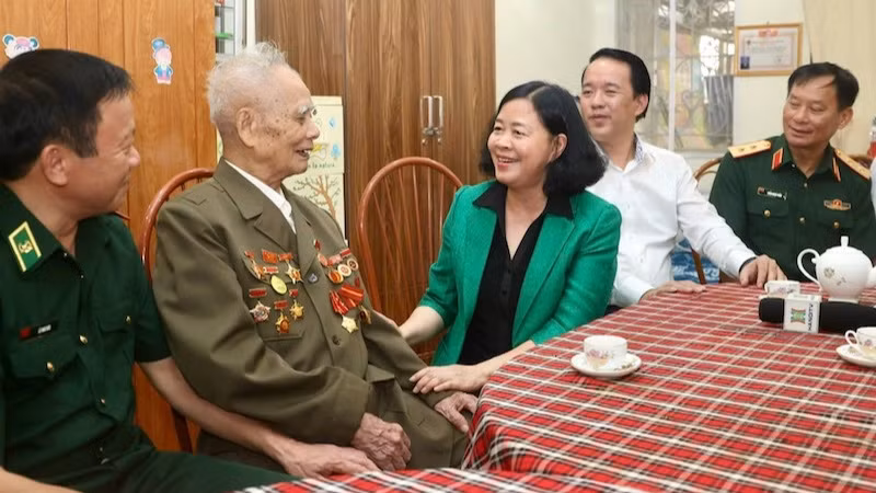 Bí thư Thành uỷ Hà Nội Bùi Thị Minh Hoài trò chuyện với cựu chiến binh Nguyễn Văn Lân.
