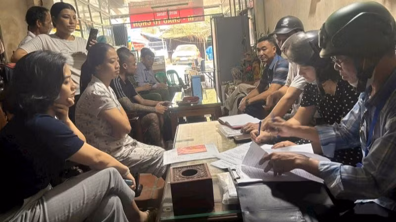 Lực lượng chức năng huyện Thanh Trì tuyên truyền, vận động người dân bàn giao mặt bằng cho dự án. (ảnh: Phương Xuyến)