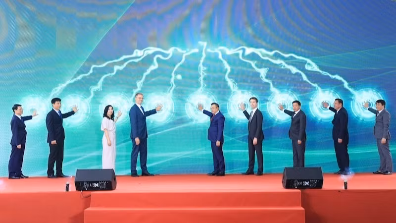 Các đại biểu bấm nút chính thức vận hành thương mại đoạn trên cao đường sắt đô thị Nhổn-ga Hà Nội.