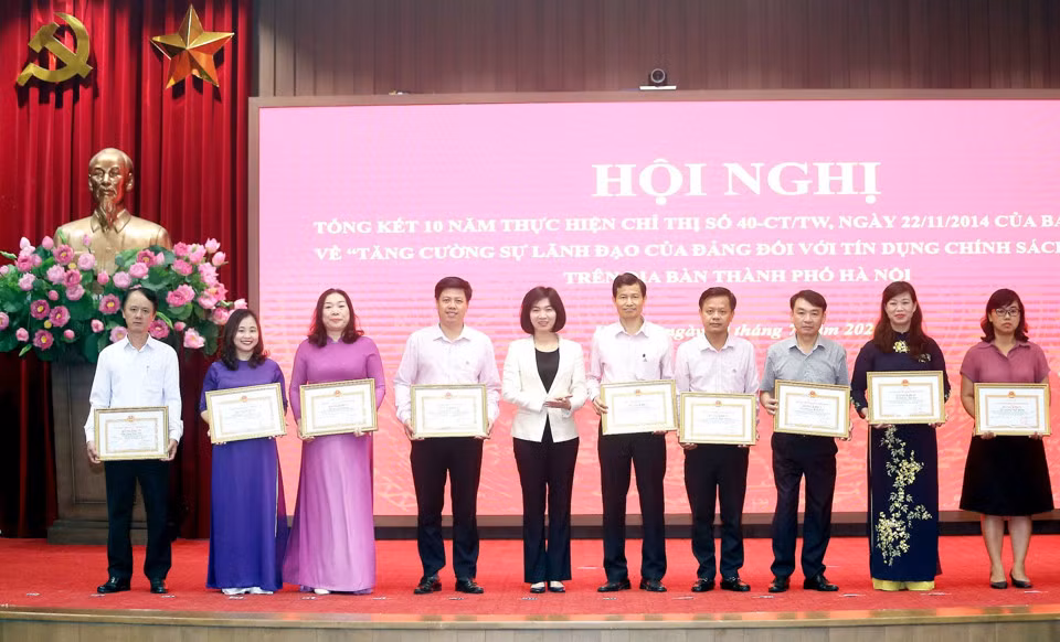Lãnh đạo thành phố Hà Nội tặng bằng khen cho các tập thể, cá nhân có thành tích xuất sắc trong thực hiện Chỉ thị số 40.