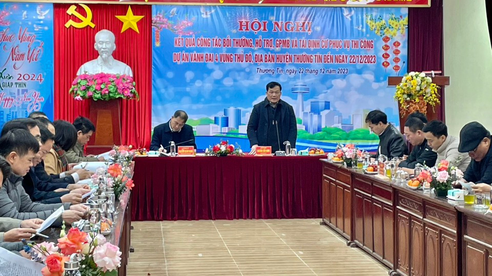 Bí thư Huyện ủy Nguyễn Tiến Minh phát biểu tại hội nghị sáng 22/12.