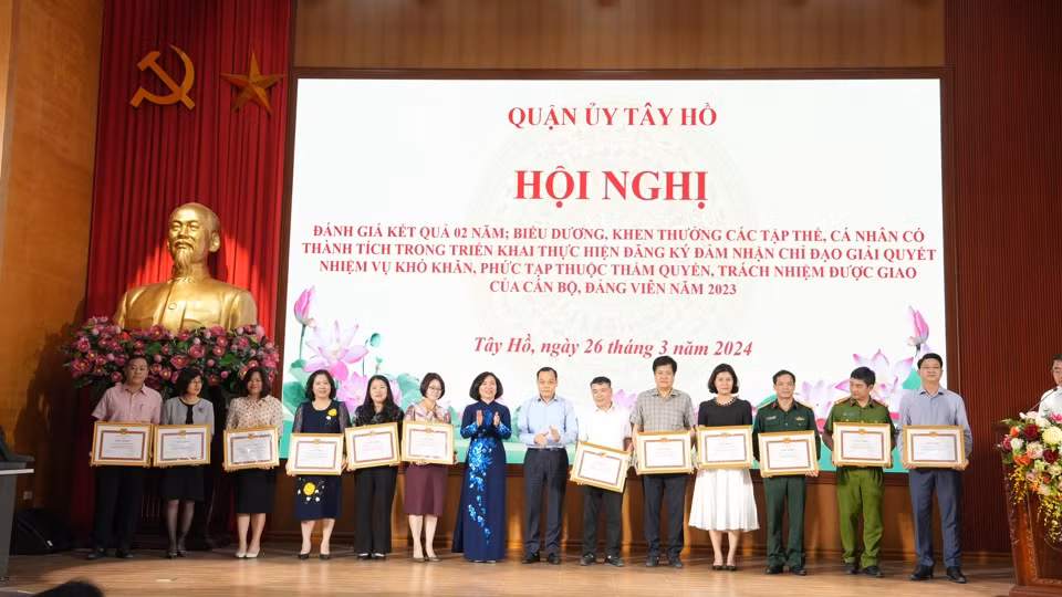 Lãnh đạo Quận ủy Tây Hồ khen thưởng cho những tập thể có thành tích xuất sắc trong việc thực hiện việc mới, việc khó.