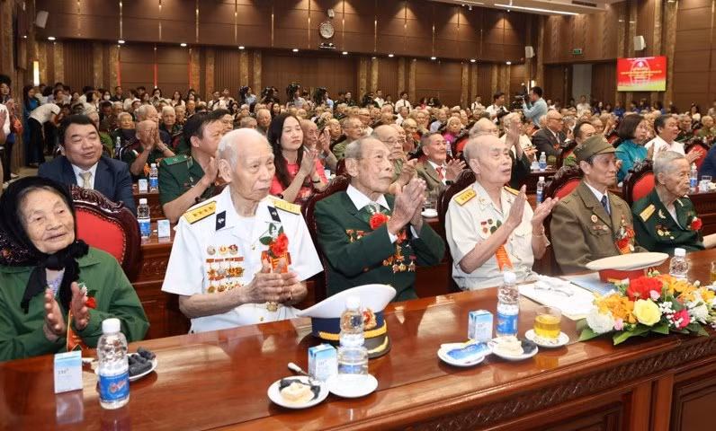 Các đại biểu tham dự buổi gặp mặt.