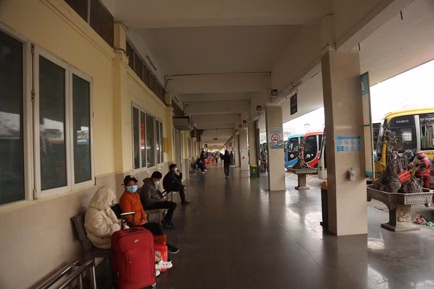 Bến xe Giáp Bát thời điểm 16 giờ 30 phút khá thưa vắng.