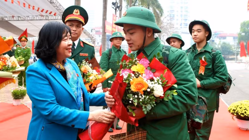 Bí thư Thành ủy Hà Nội Bùi Thị Minh Hoài chúc mừng, động viên các tân binh.