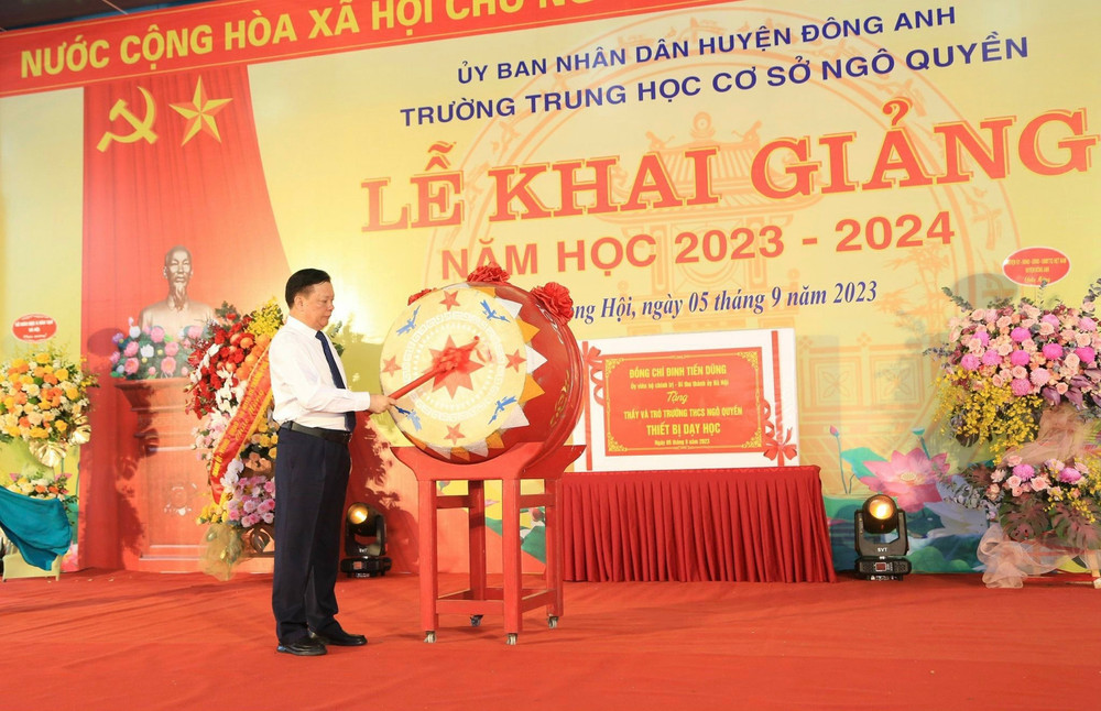 Bí thư Thành ủy Hà Nội Đinh Tiến Dũng đánh trống khai giảng năm học mới tại Trường trung học cơ sở Ngô Quyền, huyện Đông Anh.