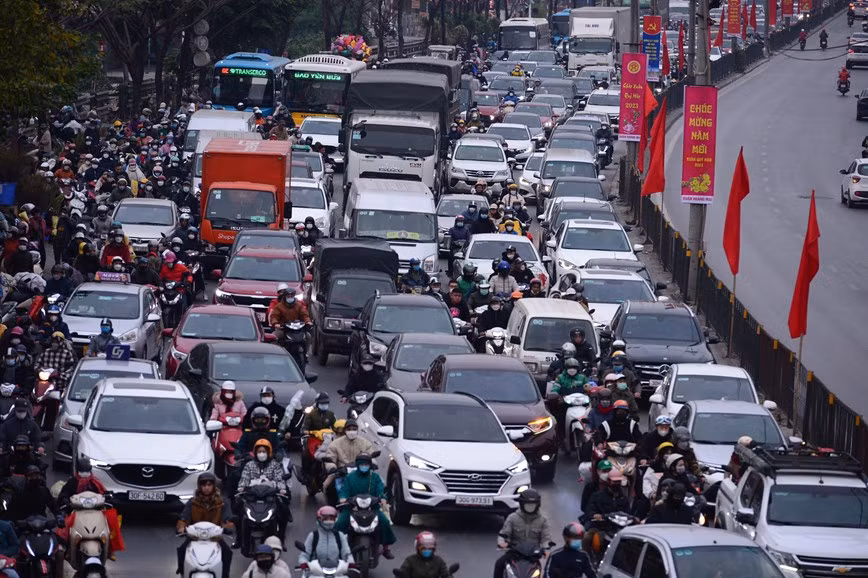 Đường Giải Phóng có thời điểm ùn ứ, nhưng các phương tiện vẫn có thể di chuyển được.