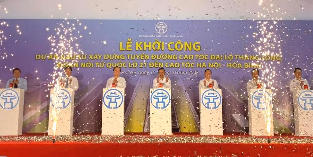 Các đại biểu bấm nút khởi công dự án.