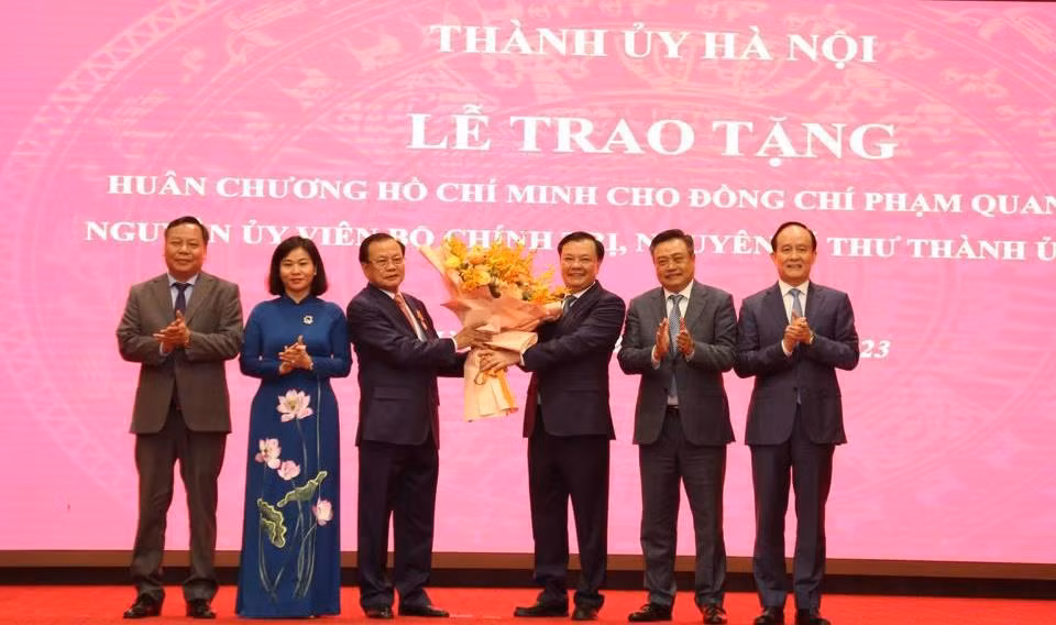 Lãnh đạo thành phố Hà Nội chúc mừng đồng chí Phạm Quang Nghị.