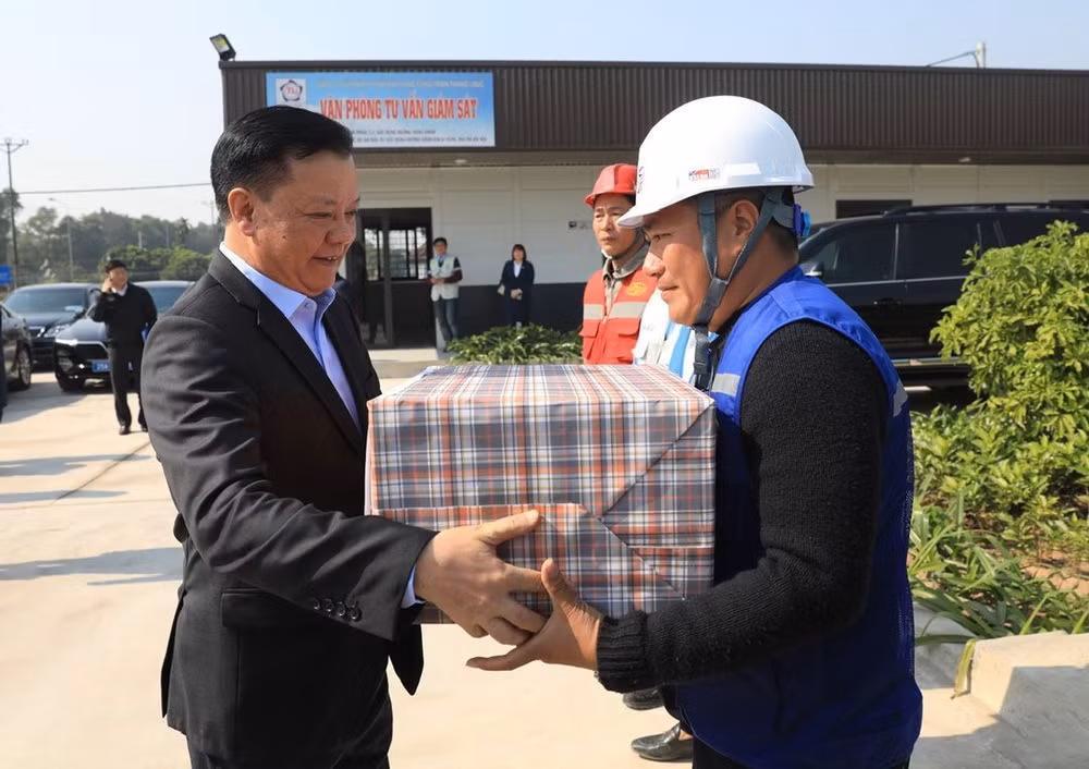 Bí thư Thành ủy Hà Nội tặng quà cho các đơn vị thi công.