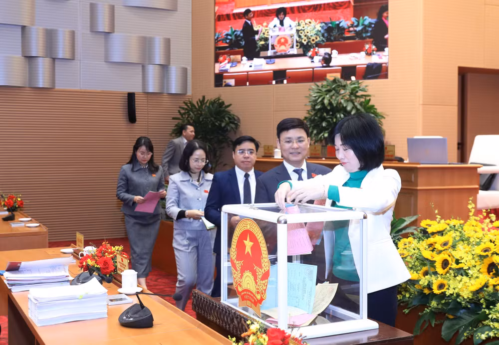 Các đại biểu Hội đồng nhân dân thành phố Hà Nội thực hiện bỏ phiếu tín nhiệm.