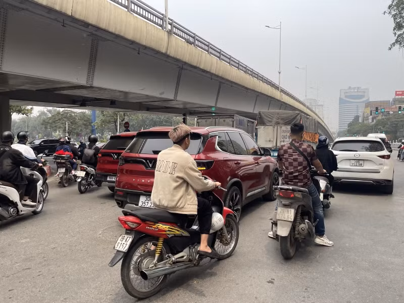 Nhiều trường hợp dù có mũ bảo hiểm nhưng vẫn cố tình không đội.