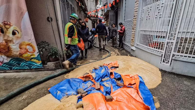 Nhà thầu xử lý hiện tượng phụ gia phun lên tại khu vực ngõ 7 Giang Văn Minh, quận Ba Đình.