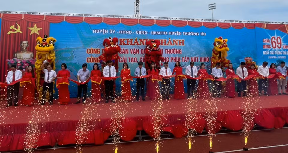 Các đại biểu cắt băng khánh thành hai công trình hạ tầng và dân sinh tại huyện Thường Tín.