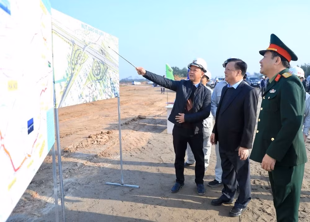 Đồng chí Đinh Tiến Dũng kiểm tra tiến độ dự án đường Vành đai 4-Vùng Thủ đô tại huyện Mê Linh, Hà Nội.