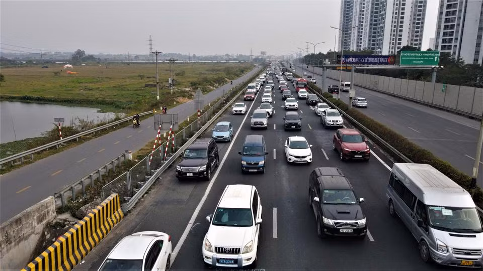 Cao tốc Pháp Vân-Cầu Giẽ ùn kéo dài khoảng 2km, nhưng xe ô-tô vẫn có thể di chuyển chậm.