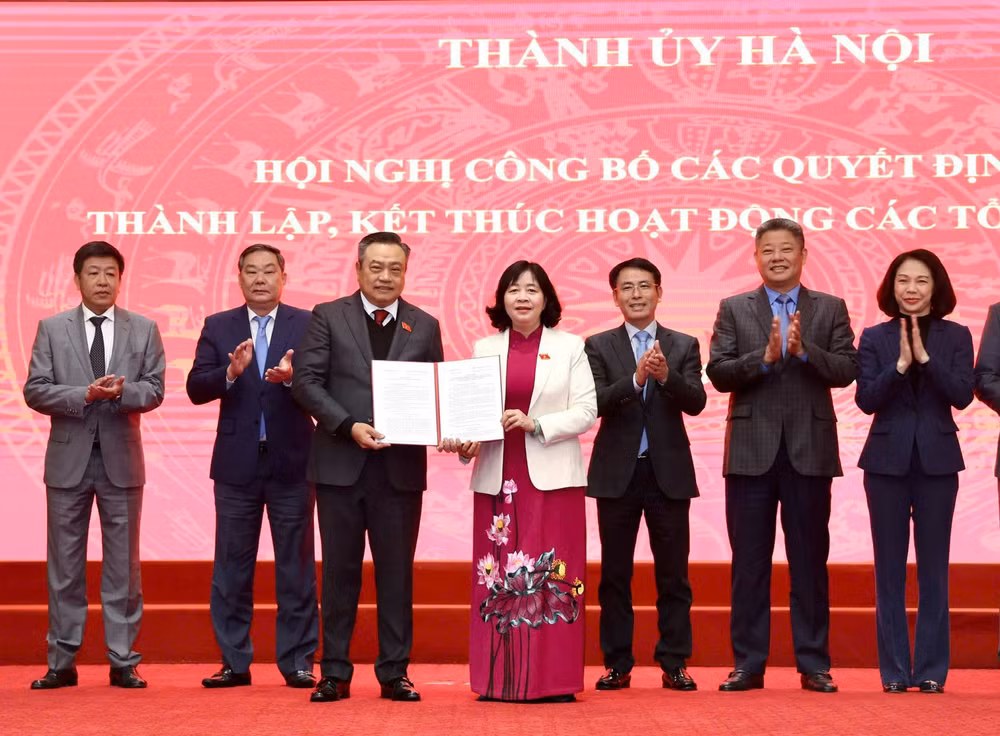Bí thư Thành ủy Hà Nội Bùi Thị Minh Hoài trao quyết định thành lập Đảng bộ Ủy ban nhân dân thành phố Hà Nội.