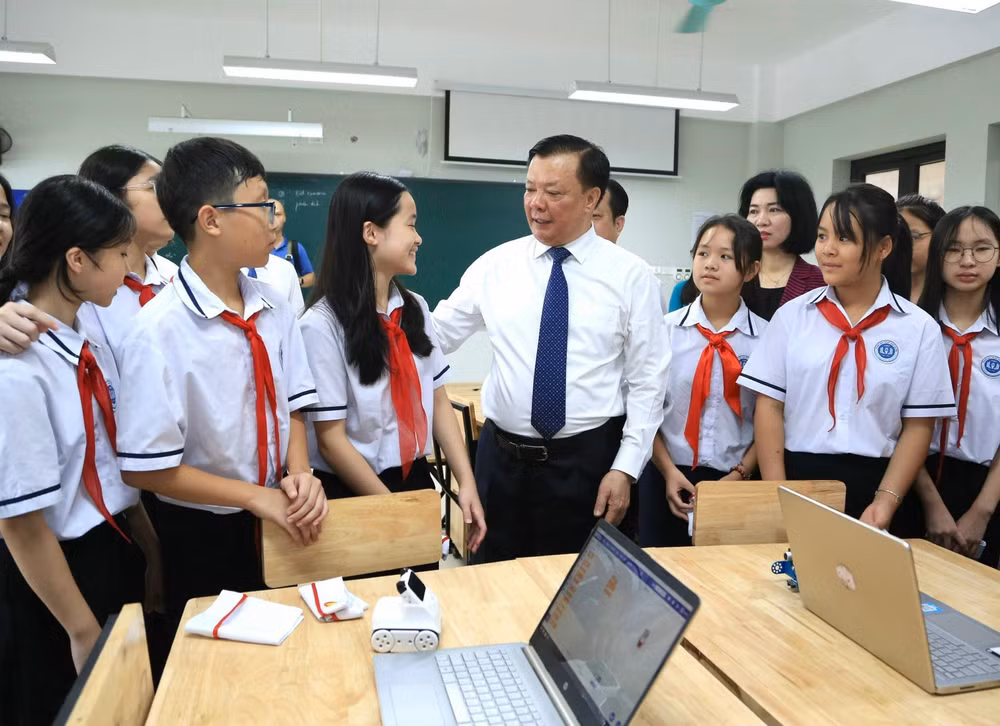 Đồng chí Đinh Tiến Dũng trò chuyện, động viên các em học sinh Trường trung học cơ sở Ngô Quyền.