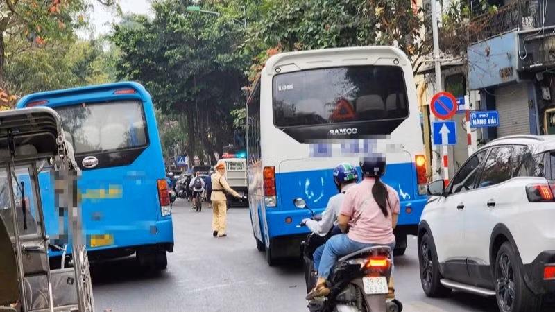 Lực lượng chức năng xử lý xe hợp đồng vi phạm tại khu vực phố cổ. (Ảnh: Chu Dũng)