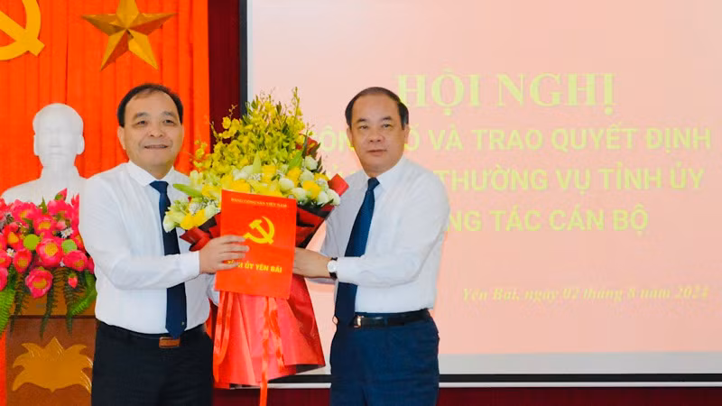 Phó Bí thư Thường trực Tỉnh ủy Tạ Văn Long (bên phải) trao quyết định Bí thư Đảng ủy Khối cơ quan và doanh nghiệp đối với đồng chí Trần Nhật Tân. (Ảnh: THANH SƠN)