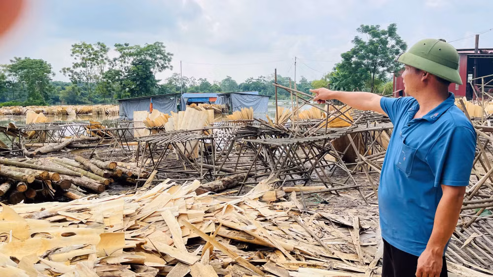 Ông Vũ Văn Công, tổ 4, thị trấn Thác Bà trước tài sản bị thiệt hại do lũ. (Ảnh: THANH SƠN)