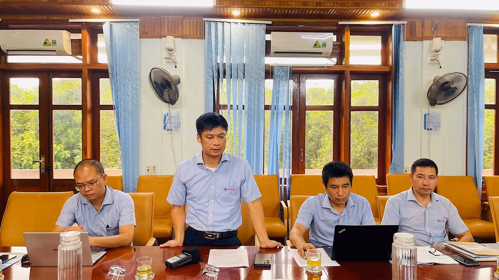 Lãnh đạo Công ty cổ phần thủy điện Thác Bà trả lời báo chí về việc xả lũ. (Ảnh: THANH SƠN)