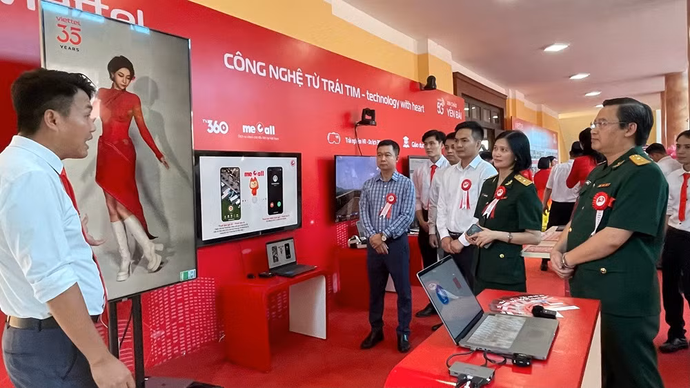 Các đại biểu tham quan gian hàng công nghệ mới. (Ảnh: THANH SƠN)